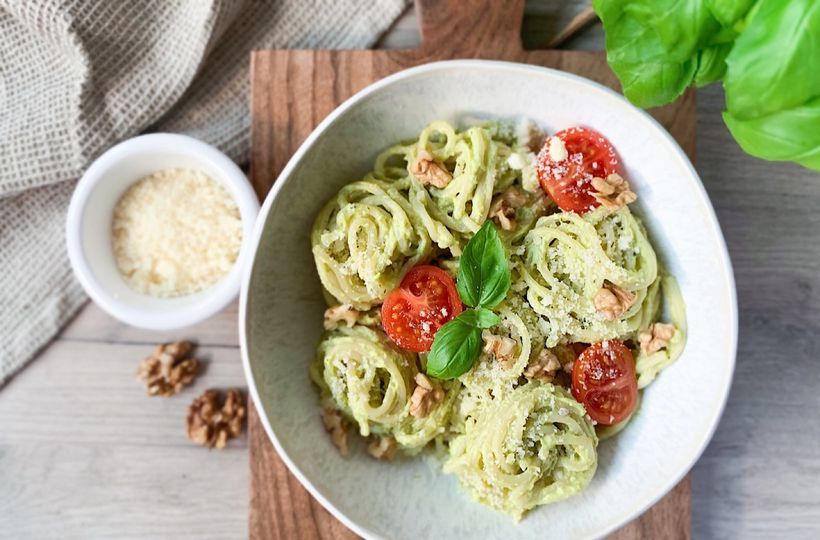 Cremige Avocado Pasta mit Tomaten