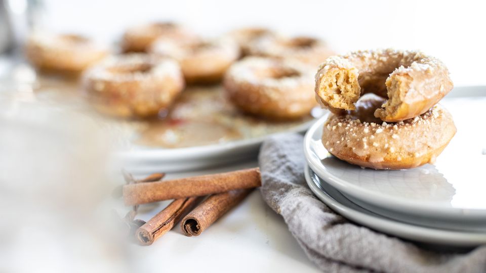 Kešu donuty se skořicovou polevou