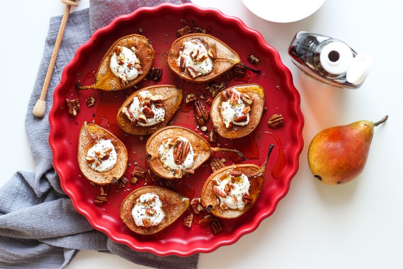 Pečené hrušky s řeckým jogurtem a ořechy