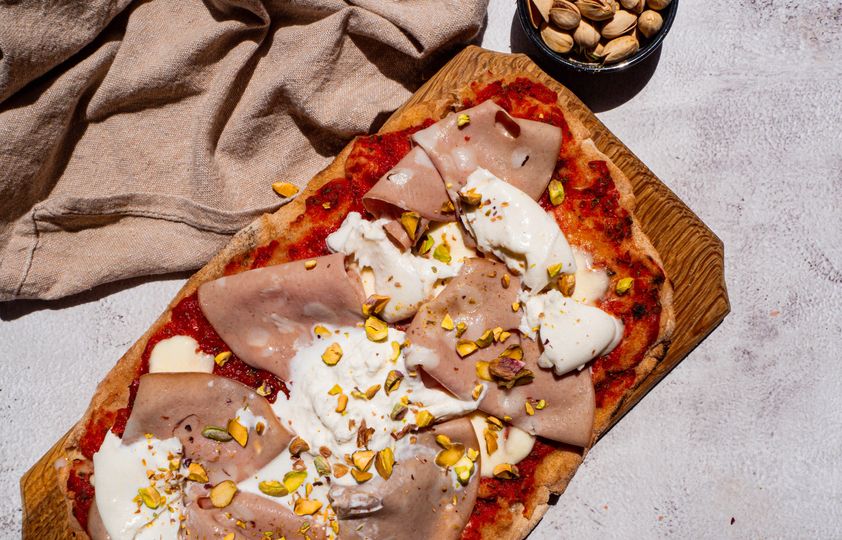 Pinsa s burratou a pistáciemi