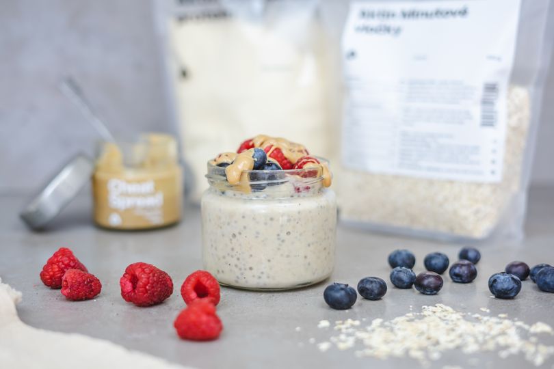 Protein Overnight-Oats mit Chia Samen, Milch und Whey