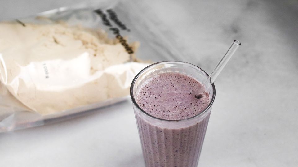 Proteinové smoothie s banánem a borůvkami