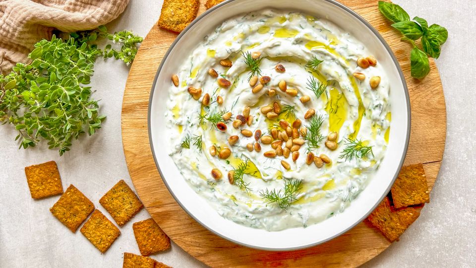 Ricottový "hummus" s bylinkami a quinoovými krekry