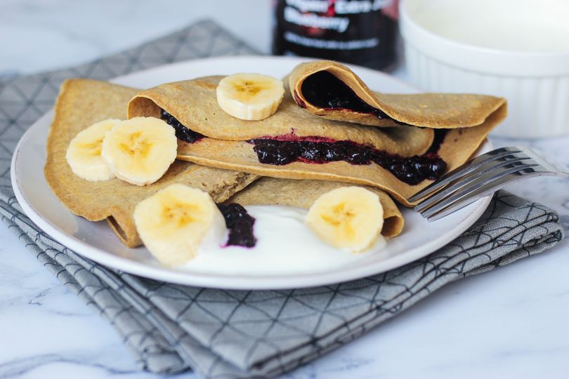 Protein-Hafer-Pfannkuchen mit griechischem Joghurt und Marmelade