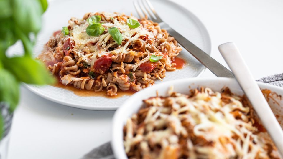 Zapekané cestoviny s trhaným kuracím mäsom