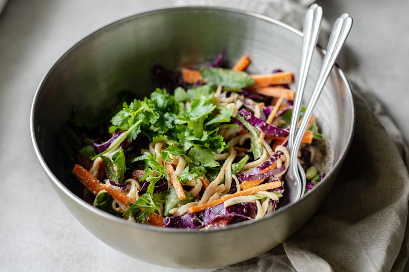 Nudlový salát se zeleninou a arašídovou zálivkou