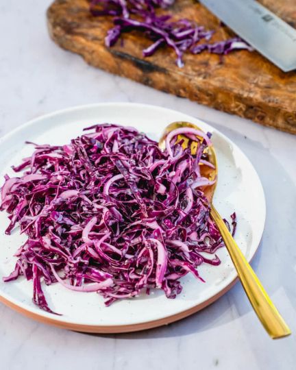 Salát coleslaw z červeného zelí