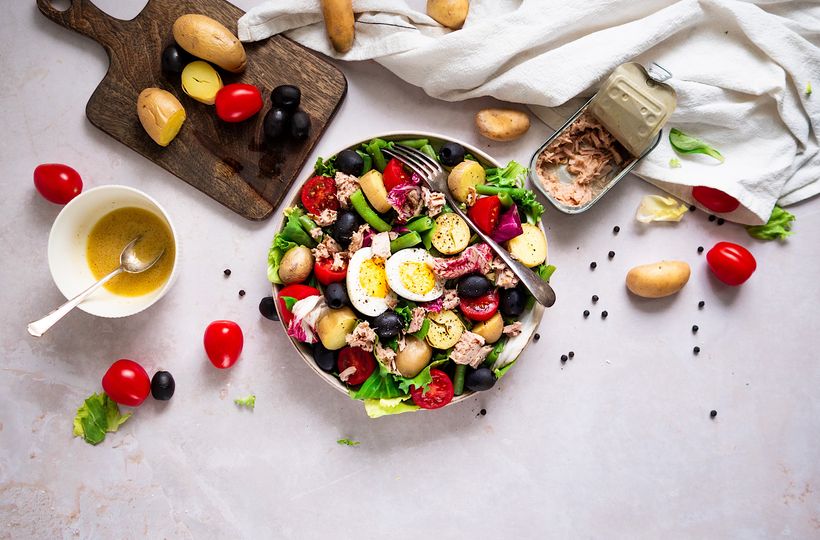 Salát Nicoise. s tuňákem