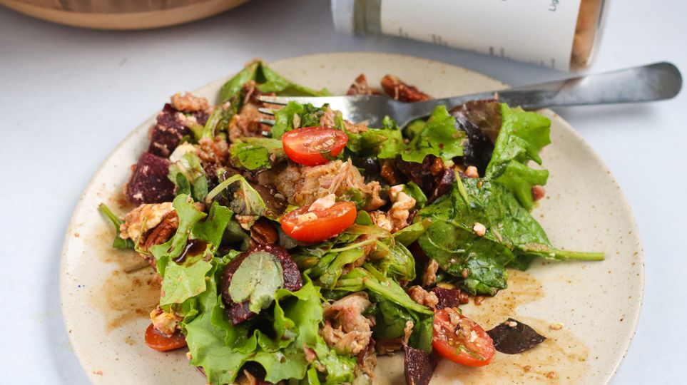 Šalát z cvikly s kuraťom a syrom feta