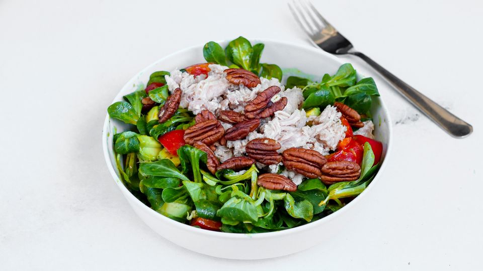 Salát s krůtím masem, avokádem a mungo klíčky