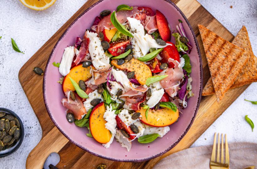 Salát s broskví a mozzarellou