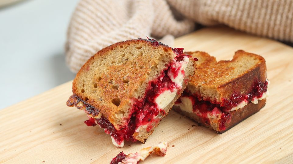 Sendvič s fetou a rybízovým chutney