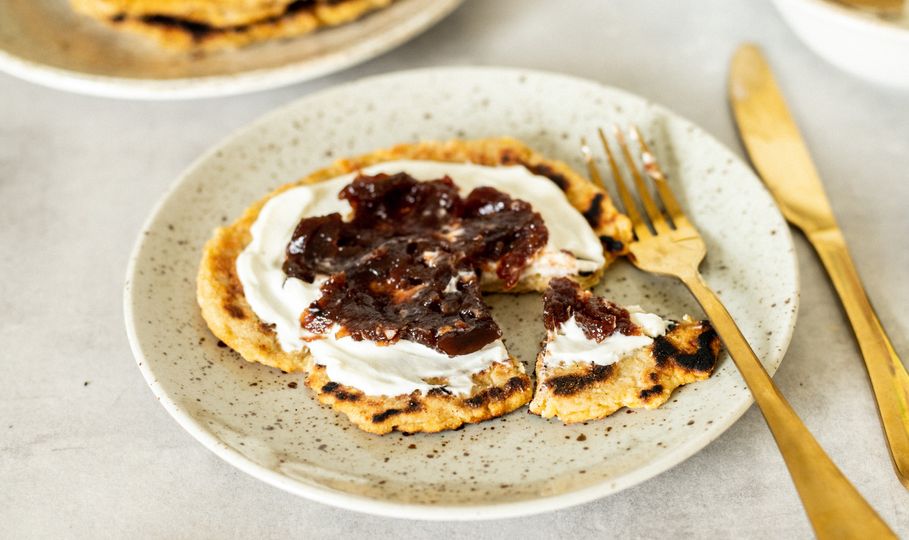 Bramborové lokše s povidly a tvarohem
