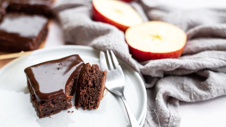 Šťavnatý jablkový koláč s čokoládovou polevou ganache