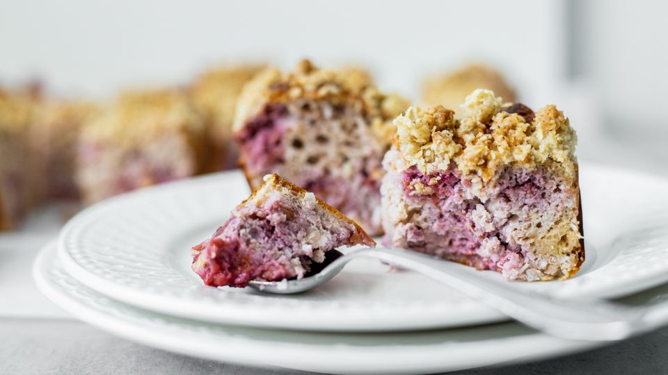 Nadýchaný jogurtový koláč s lesním ovocem a ovesnou drobenkou