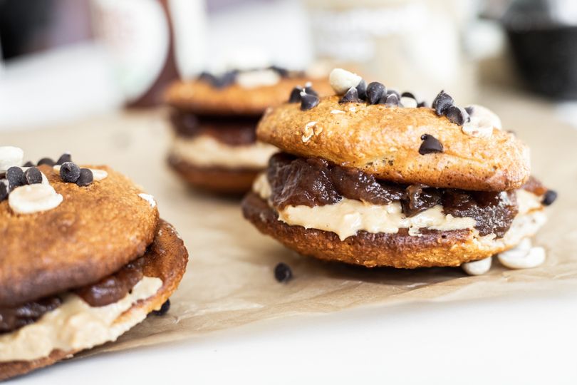 Sušenkové sandwiche s arašídovým máslem a marmeládou