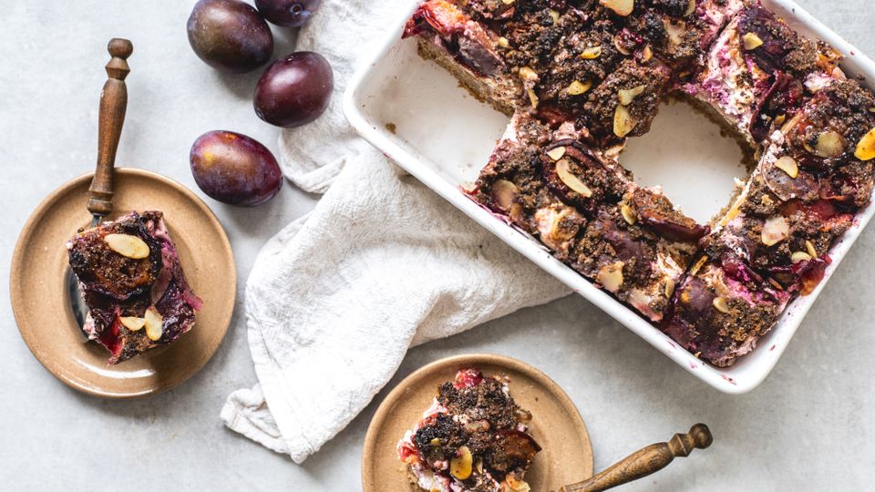 Gesunder Pflaumenkuchen mit Quark und Streuseln