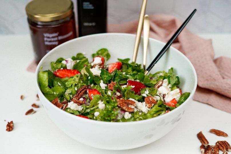 Svěží salát s jahodami, pekany a balkánským sýrem