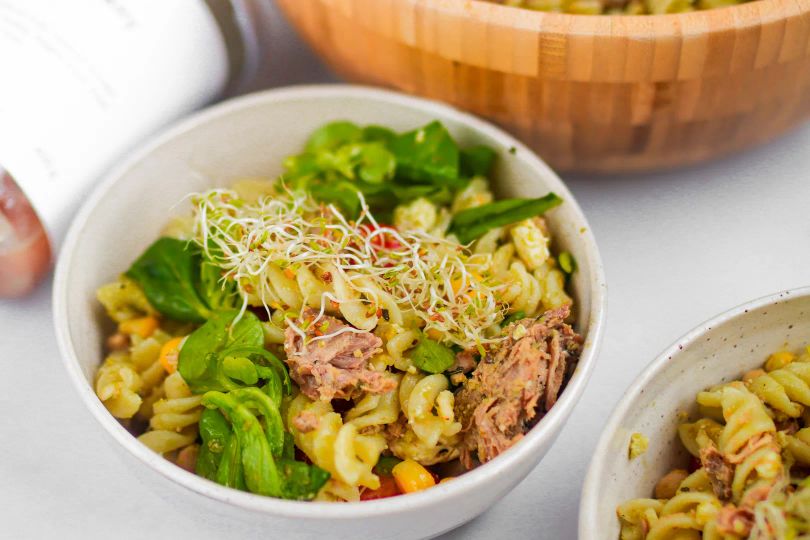 Cestovinový šalát s morčacím mäsom a syrom feta