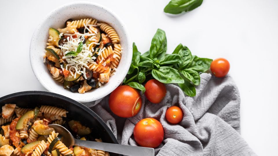 Pasta mit Zucchini, Tomaten und Hähnchenfleisch