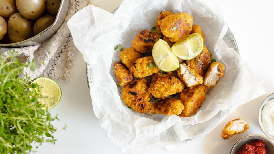 Chicken Nuggets mit Cornflakes in der Pfanne