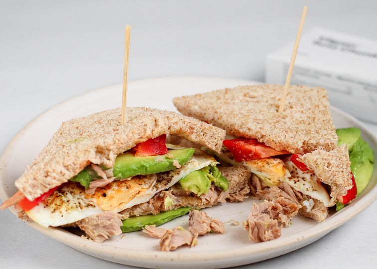 Tuňákový sandwich s vejcem, tahini a avokádem