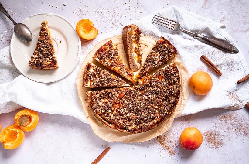 Tvarohový koláč s meruňkami a skořicovou drobenkou