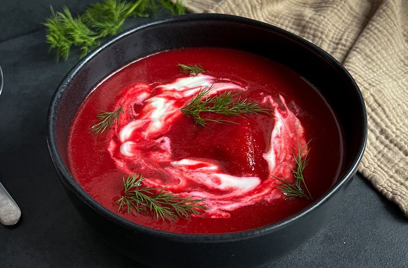 Vegetariánský boršč se zakysanou smetanou