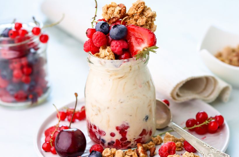 Vanilkový tvaroh s granolou a ovocem