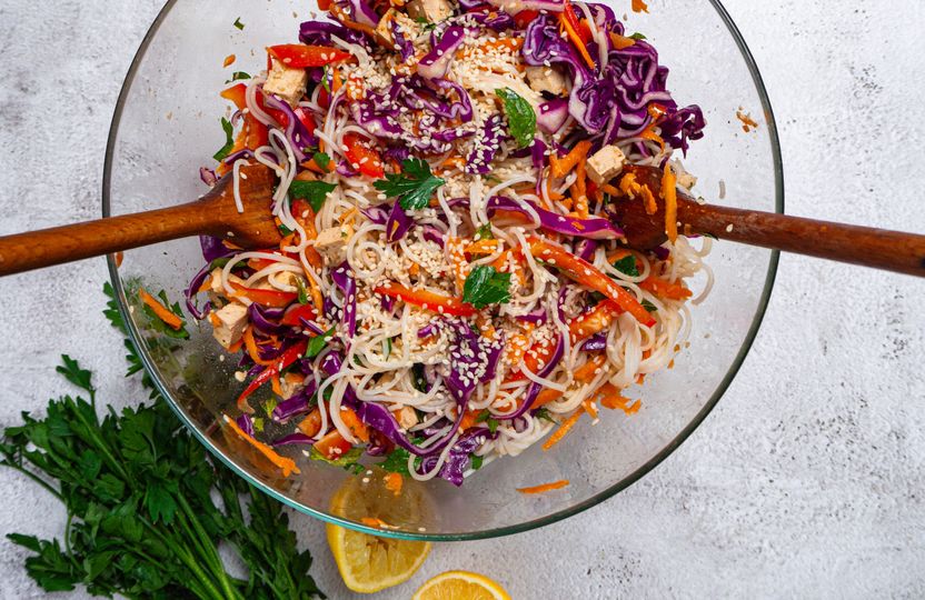 Vegan nudlový salát s tofu