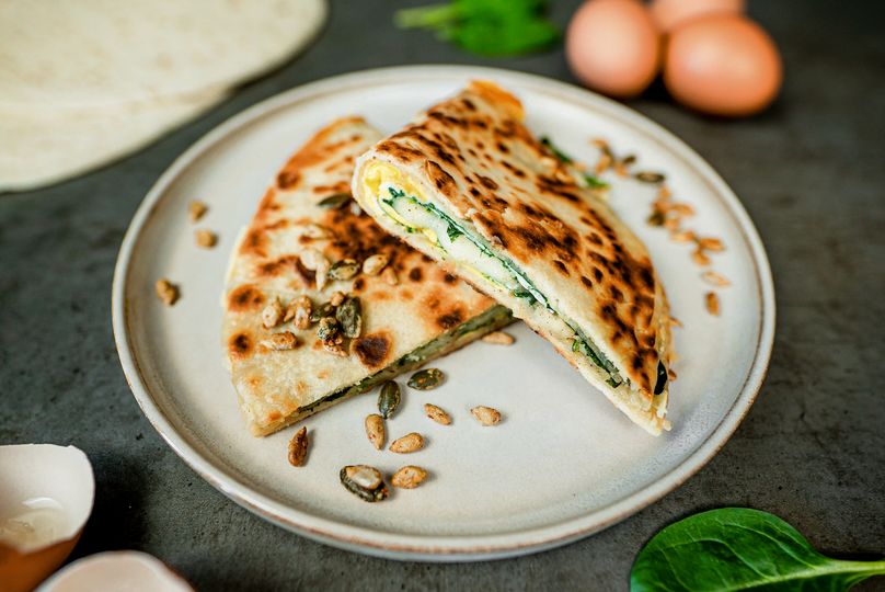 Wrap s vejcem, sýrem a špenátem