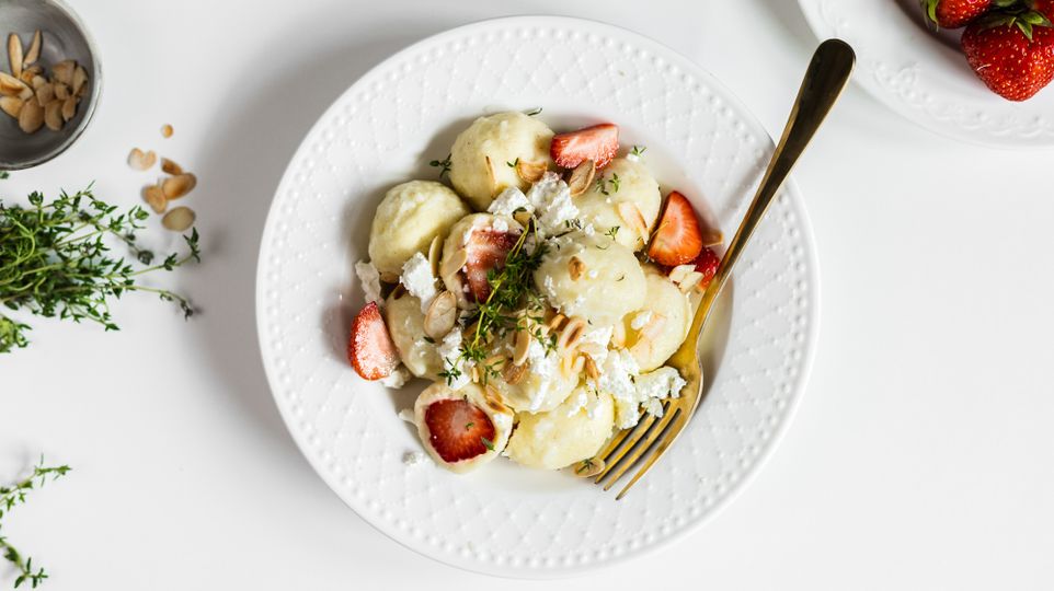 Süße Quarkknödel mit Erdbeeren