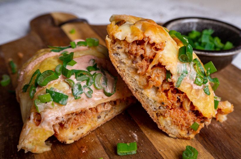 Überbackenes Baguette mit Hähnchenfleisch und hausgemachter Buffalo-Sauce