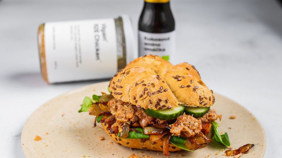 Zdravý kuřecí burger s opečenou cibulkou