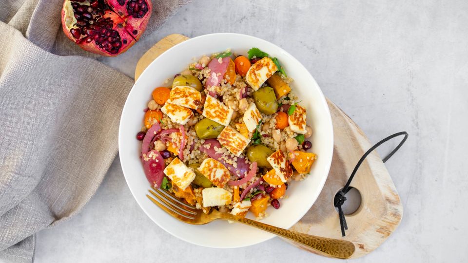 Zimný šalát s quinoou a halloumi