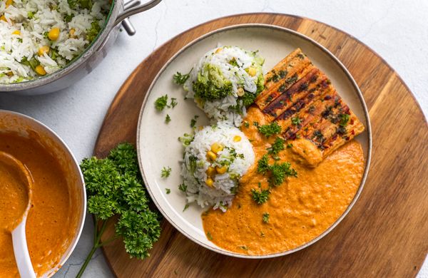 Grilované tofu s rýží a zeleninovou omáčkou