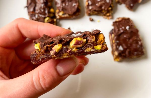 Raw-Dattelriegel mit Nüssen und Schokolade