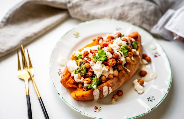 Plnené bataty so šalátom a fetou