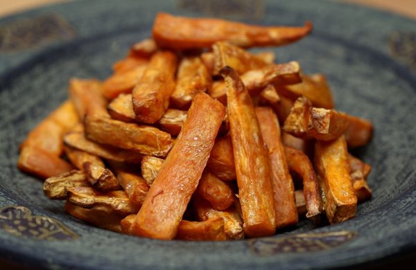 Süßkartoffel-Pommes aus dem Ofen