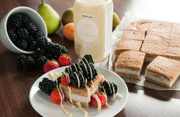 Fitness koláč s tvarohem a lesním ovocem