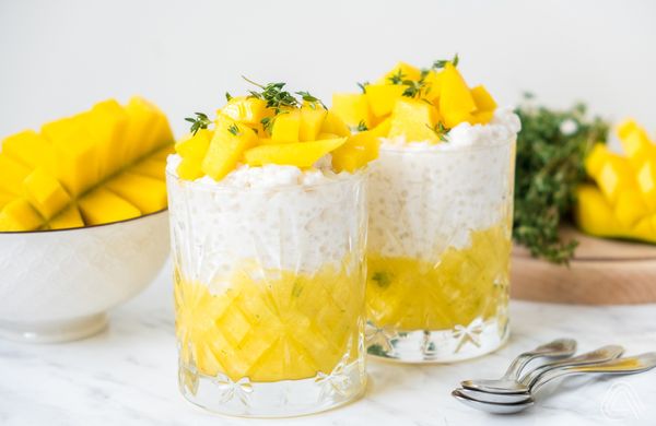 Tapioka-Pudding mit Kokosmilch und Mango