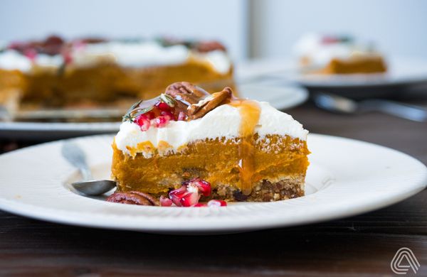 Tekvicová torta s kokosovou šľahačkou a slaným karamelom