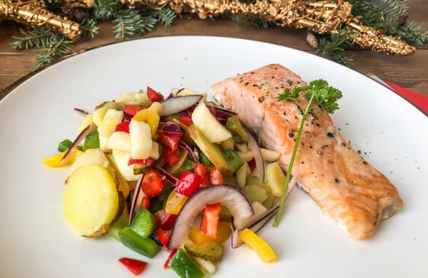 Zdravá štědrovečerní večeře: Losos s bramborovým salátem