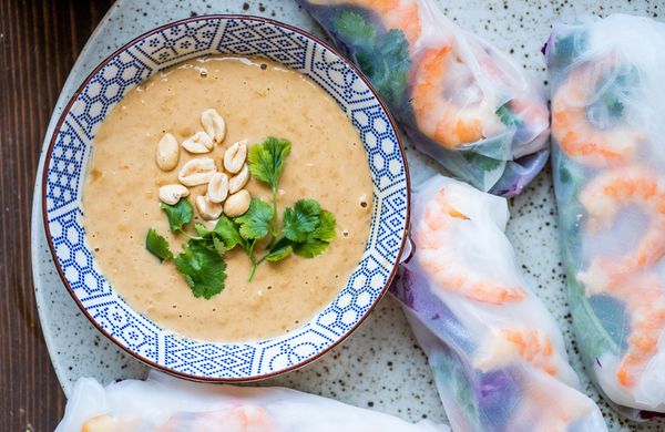 Urolujte si jarní závitky s dokonalou arašídovou omáčkou a špetkou Asie