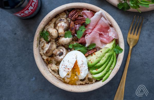 Slaná ovsená kaša s vajíčkom, šunkou a avokádom