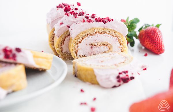 Low carb roláda s mascarpone, tvarohem a malinami