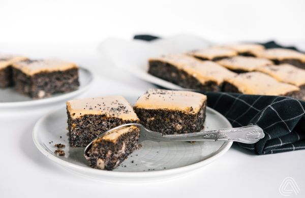 Makové řezy se žloutkovou polevou