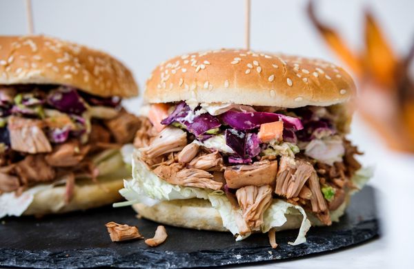 Jackfruit burger: veganský burger s trhaným "masem"