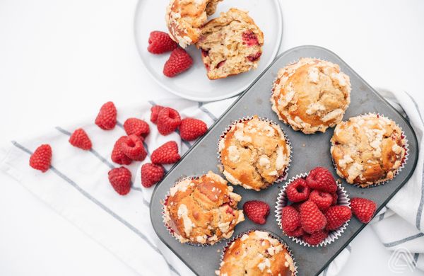 Muffiny s bílou čokoládou, malinami a drobenkou