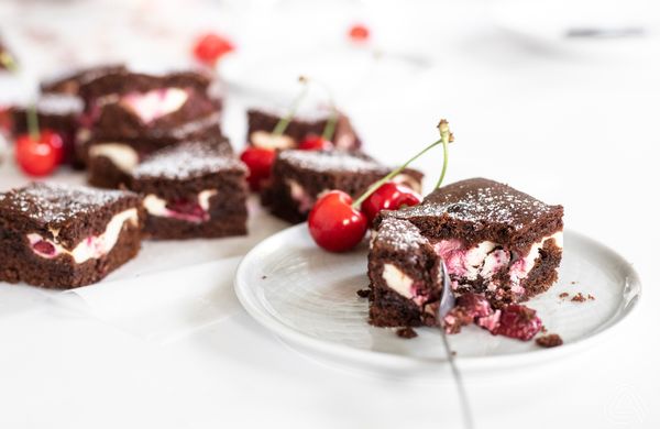 Čokoládové brownies s tvarohom a višňami